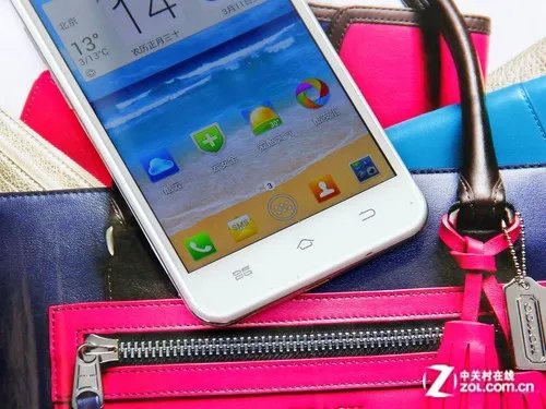 4.7英寸屏幕4核13MP 白色酷派9960图赏