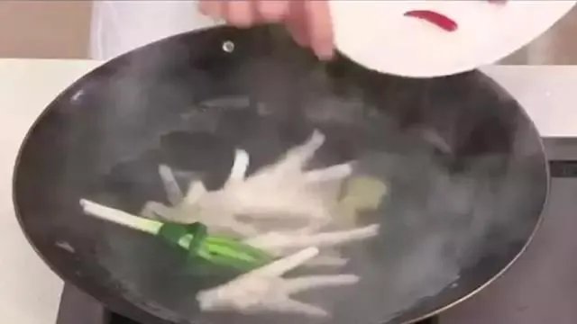 无骨鸡爪是怎么去骨的？