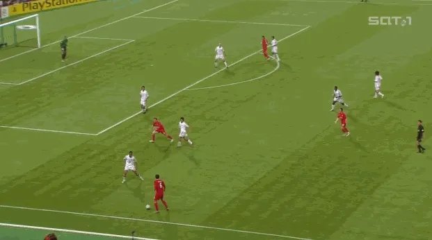 2005年欧冠决赛,上下半场比赛的反差为什么这么大?