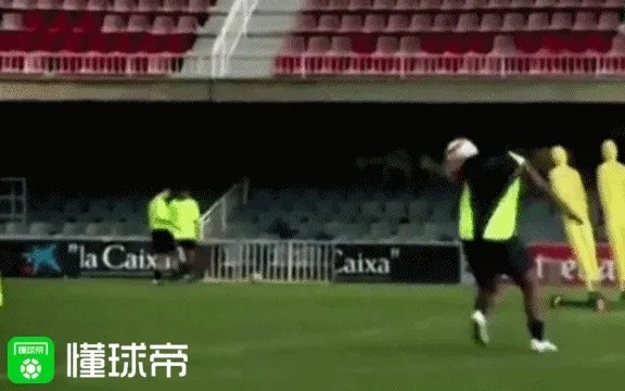 小罗连续4次踢中门柱弹回脚下的视频，你认为是真的吗？