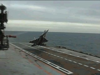 战斗机后轮着地,前轮抬起,如何分辨它是在起飞,还是在降落?