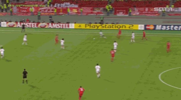 2005年欧冠决赛,上下半场比赛的反差为什么这么大?