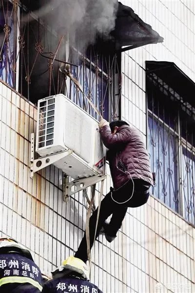 河南残疾男子爬三楼砸窗，单手从火场救孕妇，该被授予见义勇为奖吗？