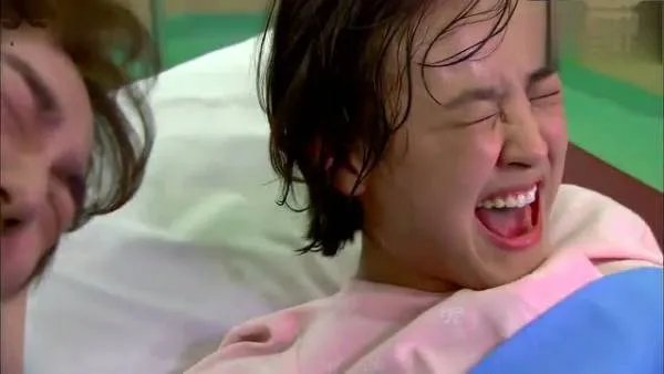 女子产后半小时参加三门中考，你在生完孩子后是什么状态呢？