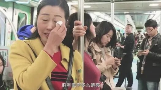 中国很赞最燃快闪 成都地铁七号线嗨翻天