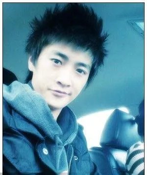 求这张图的同一个人的所有照片！