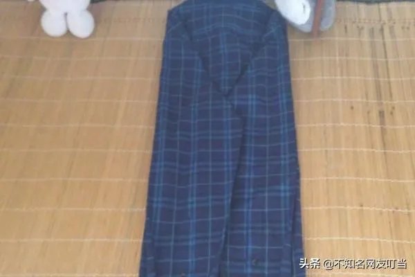 如何叠长袖的衣服？