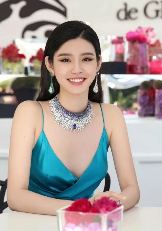 靠前男友成超模，又摔进豪门的奚梦瑶，为何她的人生这么顺？