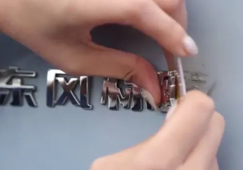 北京奔驰标志如何去掉