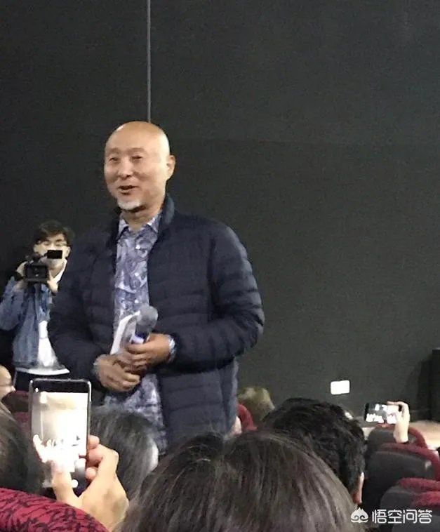 著名演员陈佩斯昨日深夜发文缅怀黄一鹤老先生，因使用繁体字惹网友热议，说出你的看法是什么？