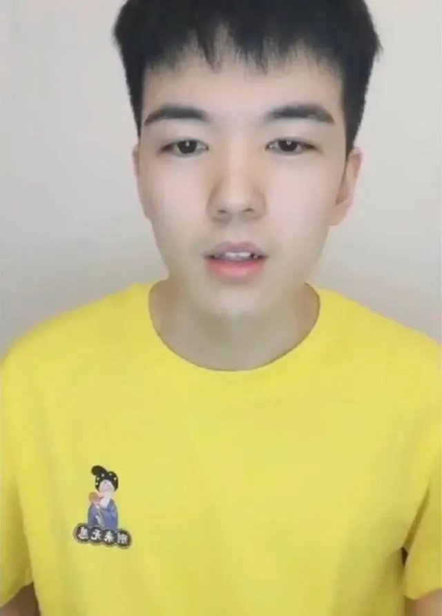 歌手仝卓直播为了高考将往届生身份改成了应届生,你怎么看?