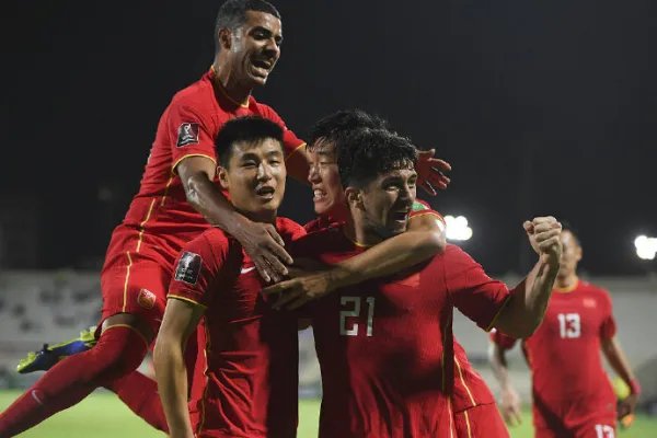 国足在世预赛半程结束位列小组倒数第二，队员们在赛场上的表现如何？