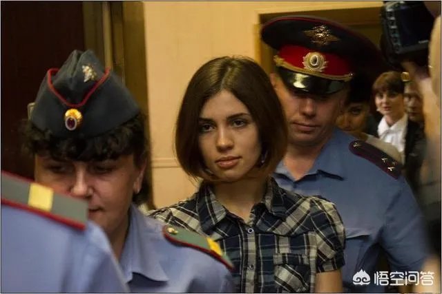 冲入俄罗斯世界杯决赛赛场的四名球迷处罚新鲜出炉，你怎么样看待他们受到的处罚？