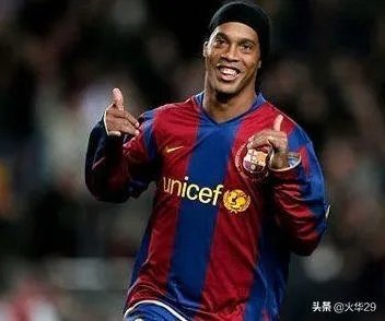 小罗连续4次踢中门柱弹回脚下的视频，你认为是真的吗？