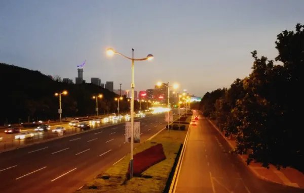 “夜色阑珊”是什么意思？