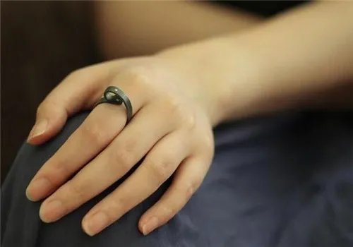 左手戒指的戴法和意义 国内外婚戒佩戴有什么讲究