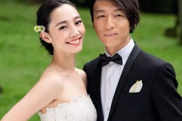 失恋33天》女主角白百合的丈夫是内地哪个演唱组合成员？