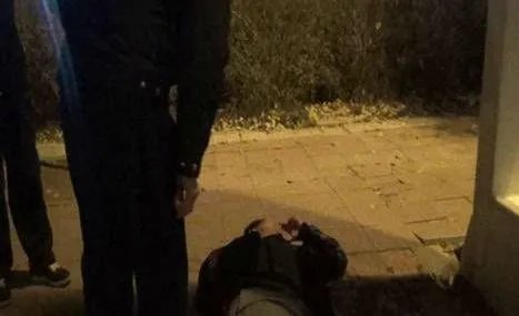 醉酒男子痛哭想家交警暖心拥抱，醉酒男子遭遇了什么？