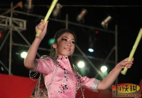 宅男新宠“打鼓妹”曾佳琪爆红网络 秒杀奶茶MM