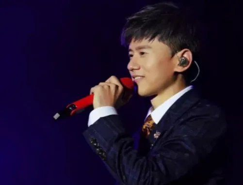 月光露营会：张杰站在宇航员掌心唱《天问》，舞台氛围感如何？