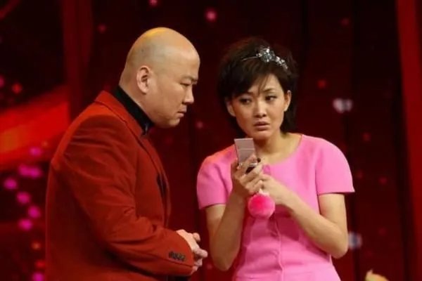 郭冬临给自己的头补妆怎么回事？