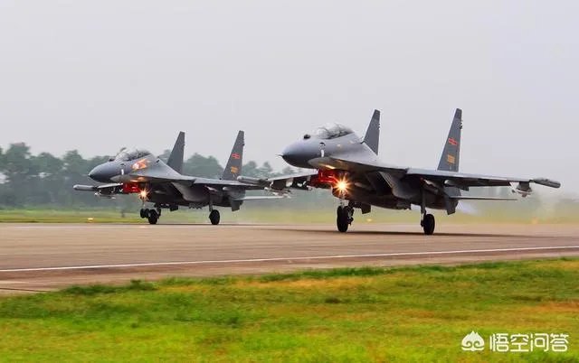 战斗机后轮着地,前轮抬起,如何分辨它是在起飞,还是在降落?