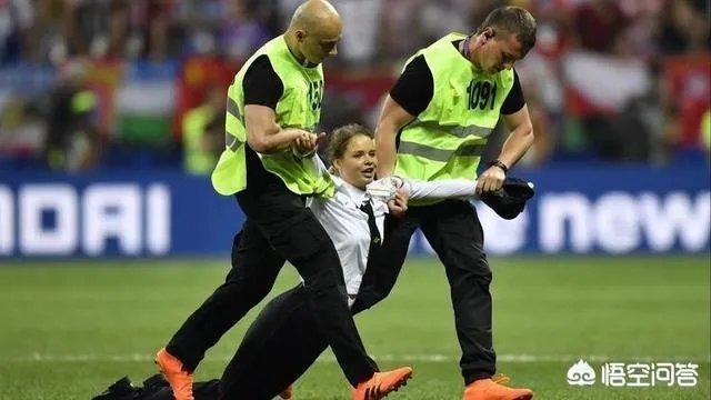 冲入俄罗斯世界杯决赛赛场的四名球迷处罚新鲜出炉，你怎么样看待他们受到的处罚？