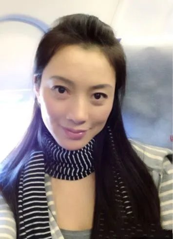 尹峰老公和孩子照片曝光 一家三口幸福甜蜜