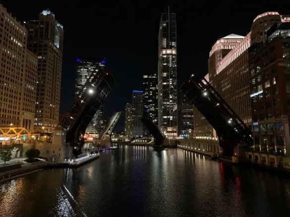 芝加哥所有桥梁升起防止抢劫升级 芝加哥所有桥梁升起