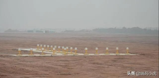 战斗机后轮着地,前轮抬起,如何分辨它是在起飞,还是在降落?