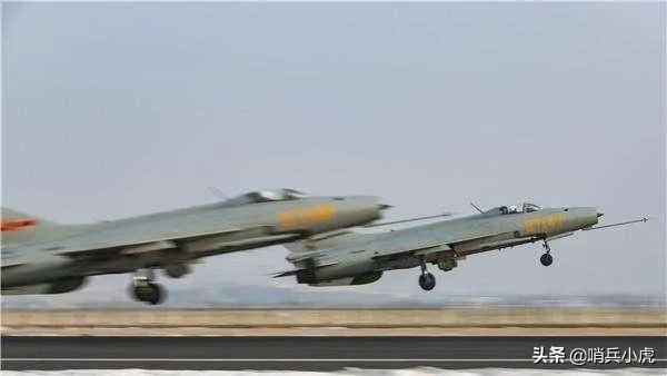 战斗机后轮着地,前轮抬起,如何分辨它是在起飞,还是在降落?