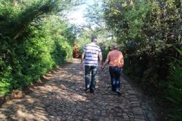 奶奶跳舞爷爷在背后扇扇子，几十年如一日的爱情你羡慕吗？