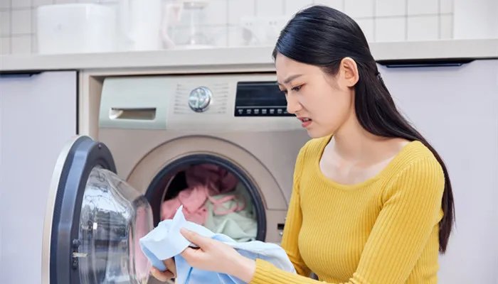 衣服上油渍用面粉还是红酒 衣服上油渍用面粉还是用红酒去除