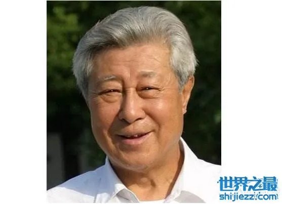 电影演员王心刚逝世是假的，其实在大连舒舒服服养老 