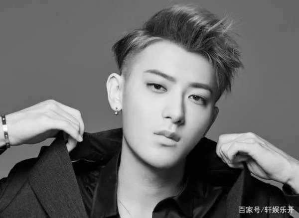 贾玲在街头录节目被偶遇，穿单薄公主裙不怕冷，艺人的工作有多么艰辛？