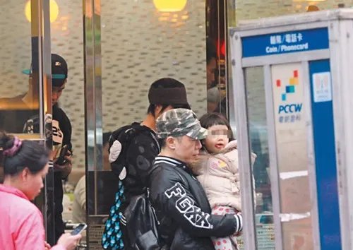 朱茵当街喂奶图片曝光 黄贯中一改脾气甘当女儿奴