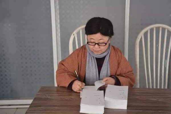 湖北大学老师梁艳萍被停职，她做了什么错事？