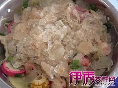 高校食堂现冰镇麻辣烫