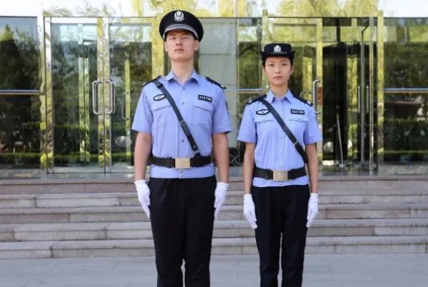 上海两男子冒充警察被市民围堵，假扮警察合法吗？