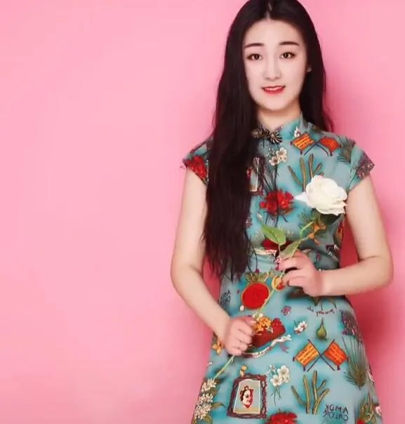 大衣哥儿媳旗袍写真曝光，与结婚照比起来究竟哪一个更美？