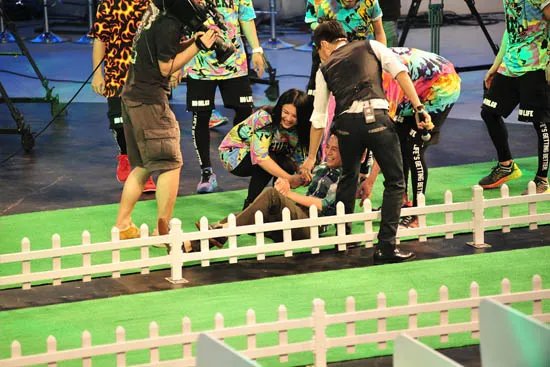 录制节目何炅意外摔倒 李湘条件反射搀扶老友