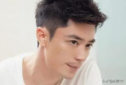 一个男的长的很帅，从来不化妆，他如果化化妆，是不是比不化妆？要帅一些？还是帅很多？