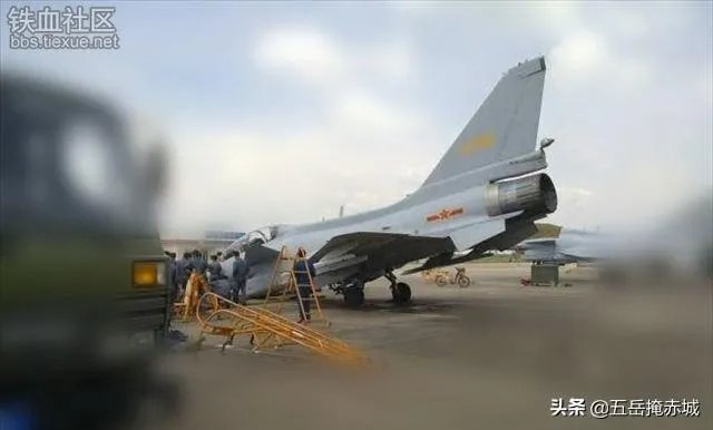 为什么J10不加装保型油箱，而加三个副油箱占用外挂架呢？