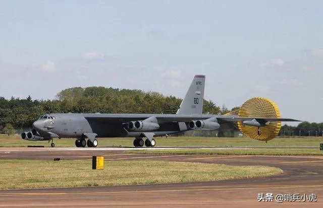 战斗机后轮着地,前轮抬起,如何分辨它是在起飞,还是在降落?