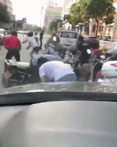 福建一男子一时冲动，当街撒10万现金，一地钞票遭哄抢光后才后悔，对此你怎么看？