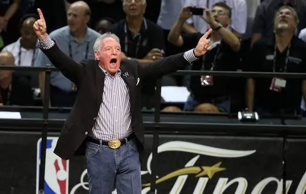 NBA传统强队，为何马刺老板霍尔特是联盟最穷的老板？