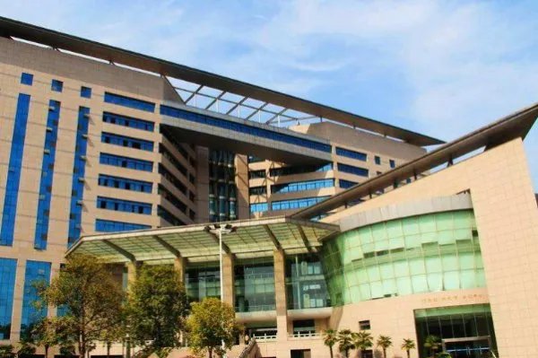 湖北大学老师梁艳萍被停职，她做了什么错事？