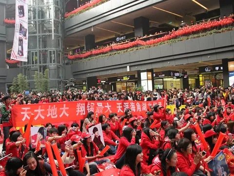 陈翔被强吻照片曝光 陈翔遭热情歌迷强吻