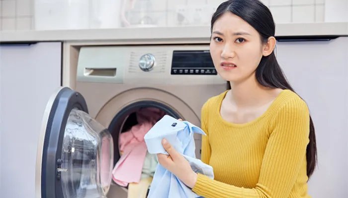 衣服上油渍用面粉还是红酒 衣服上油渍用面粉还是用红酒去除