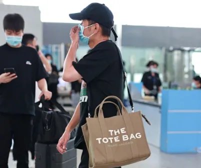 李维嘉代言翻车后首现身，被偷拍后伸手怒指对方，这是恼羞成怒了吗？